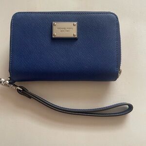 Micheal Kors wallet
Color : Blue
Condition : used but still in good condition